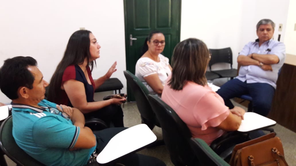 Vereadora Fabrizia cobra resposta quanto a implantação do piso dos educadores